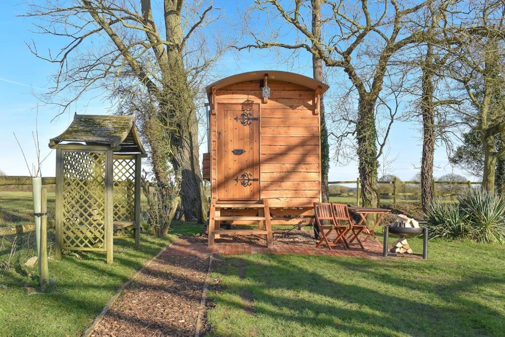 Handcrafted Shepherds Hut Apartment Toppesfield Exterior foto